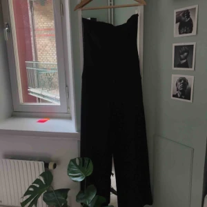  - Superduper fin strapless byxdress som är köpt från Nordstrom inför balen. Eftersom att mina bröst var lite för små så passade den tyvärr inte och är därför aldrig använd. Kostade 900kr. Frakt tillkommer på 30kr!