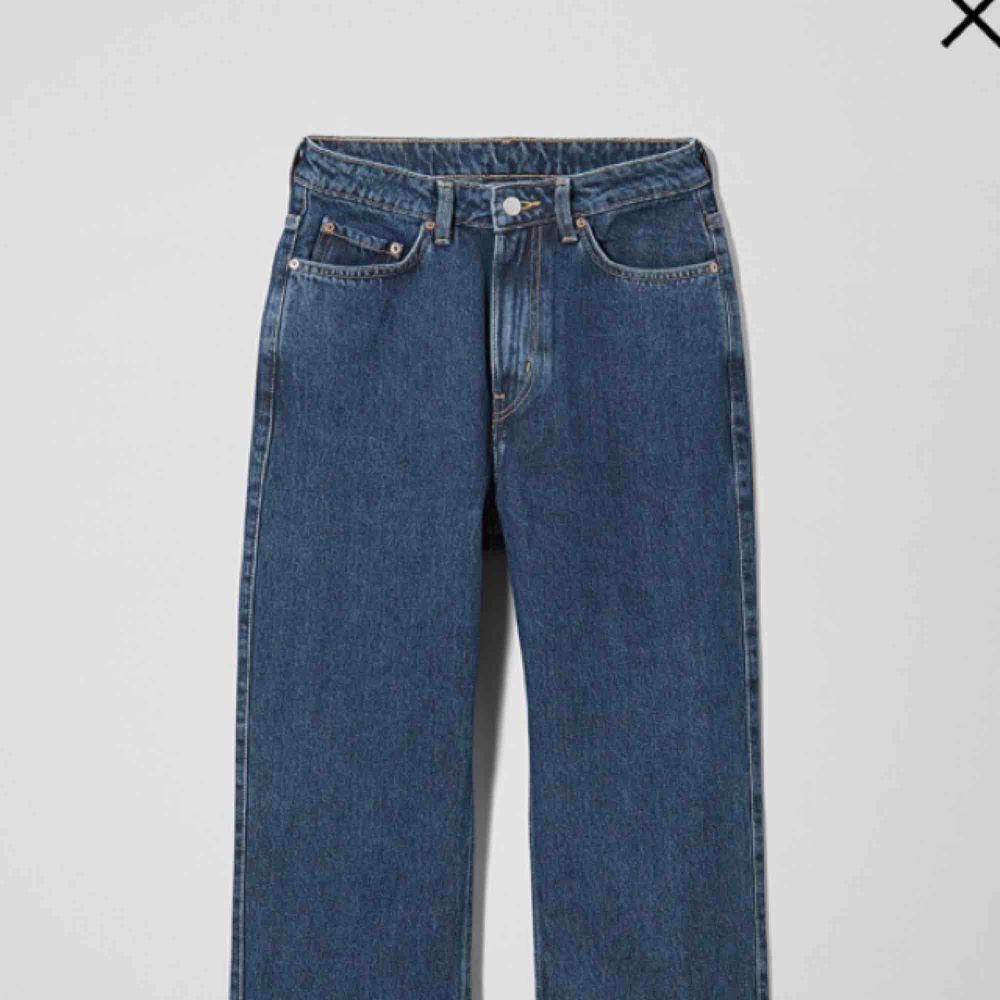 Superfina jeans från Weekday i modellen Row. Knappt använda, säljer pga fel storlek! (Helt slutsåld modell) pris kan diskuteras vid snabb affär! . Jeans & Byxor.