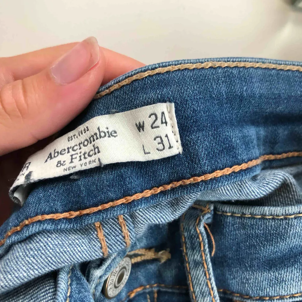 Fina jeans från abercrombie and Fitch. Ena skärp ”haken” är lite trasig, men det går lätt att fixa och är inget man tänker på direkt🥰. Jeans & Byxor.