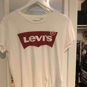En Levis t-shirt som är använd ett fåtal gånger men är i ett bra skick!!