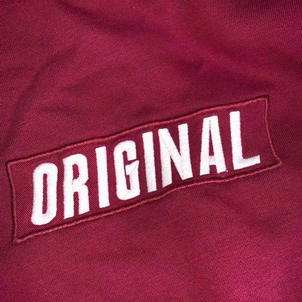 Fin röd original hoodie. Säljer pga har en likadan i grön. Ta bara Swish och du står för frakten. . Tröjor & Koftor.