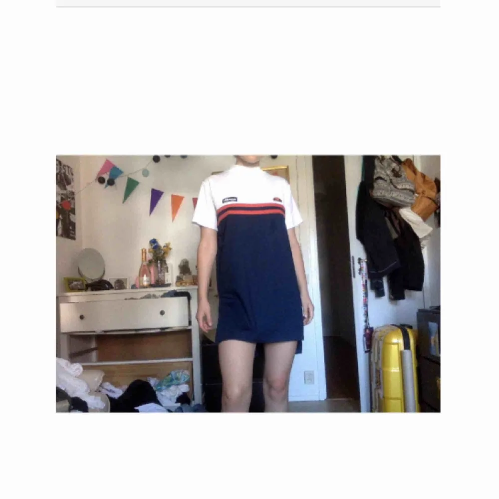 ❤️ Riktigt cool klänning från ellesse ❤️  Storlek 12, men sitter som en S på mig !!  Använd ett fåtal gånger, köpt här på plick, men tycker att den är i bra skick :)  Köpt för 200kr, frakt ingår 💖. Klänningar.