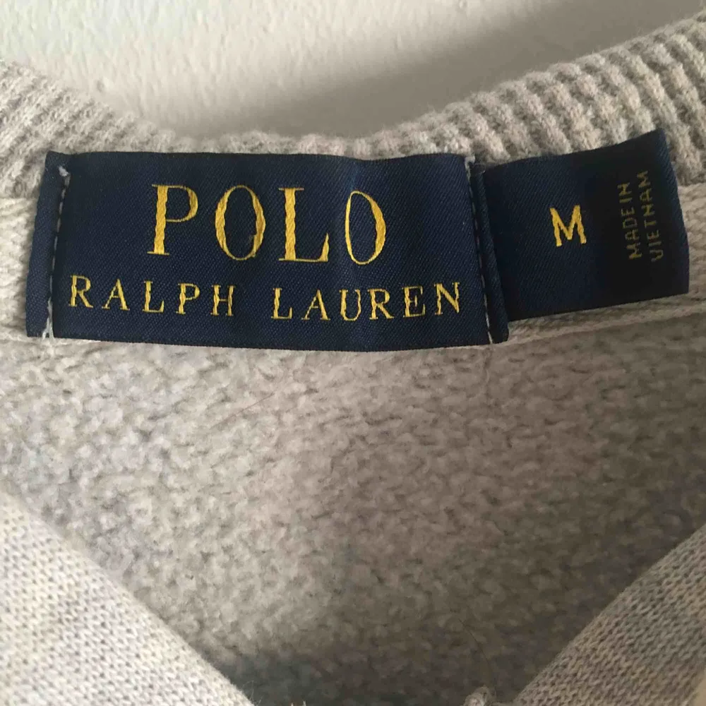 Klassik Ralph Lauren tröja som är i normal begagnat skick, säljer pågrund av att jag ej använder den längre! Tröjan är M men passar mer som S. Tröjor & Koftor.
