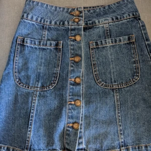  - Riktigt gullig jeanskjol från bikbok, endast använt ett fåtal gånger!