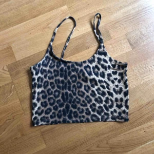  - Leopardmönstrad crop top från Bikbok i storlek S. Använd någon enstaka gång, i fint skick. Skickas endast och frakt ingår.