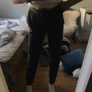  - Champion mjukisbyxor köpta för 450kr, barnstolen 14-16 år passar xs/xxs