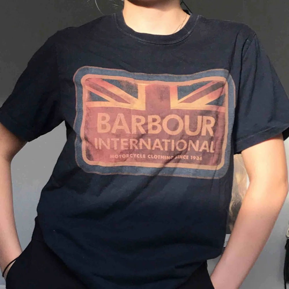 Mörkblå T-shirt från Barbour! Är i strl M men funkar för S.. T-shirts.