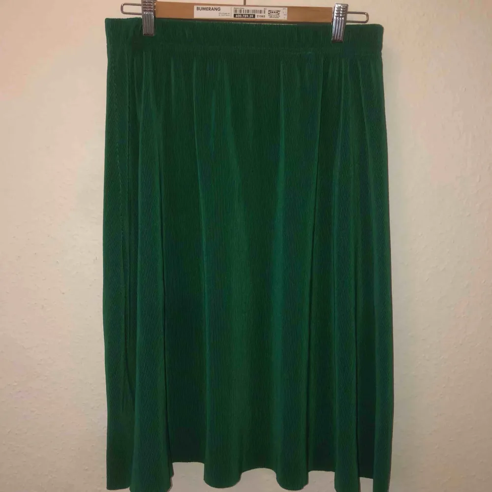 Fin kjol i en härlig grön färg. Sparsamt använd. Storlek L men den kan passa en M också. Frakt ingår . Kjolar.