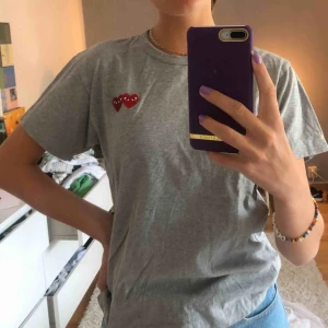  - Säljer min fina cdg t-shirt! Den är i storlek S men passar mig som har XS-S. Det är unisex och priset kan diskuteras!