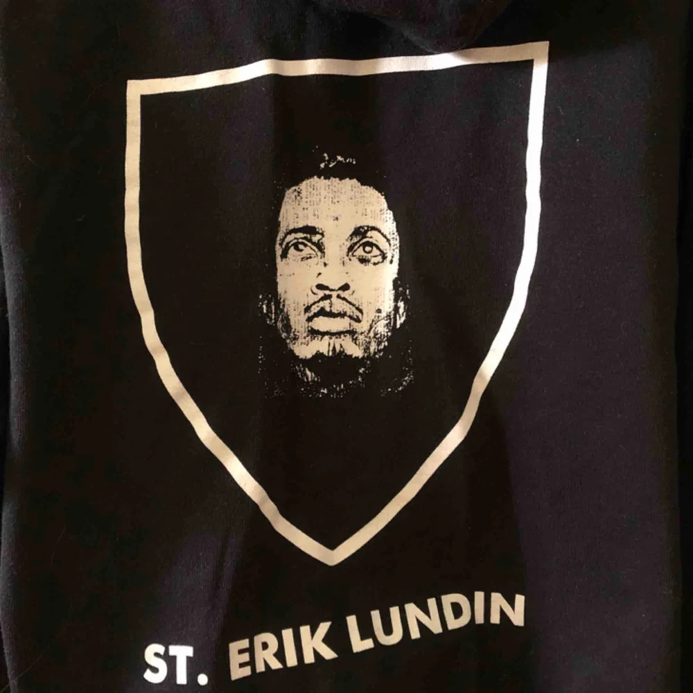 Erik Lundin-hoodie med tryck på ryggen, svart på framsidan. knappt använd, strl L men liten i storleken. . Tröjor & Koftor.