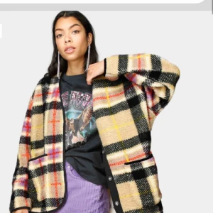  - Sviiiincool jacka/tröja från junkyard! I massa härliga färger. Den är gött oversized  Säljer då jag råka klicka hem två så den är oanvänd med lappar kvar 🥰 