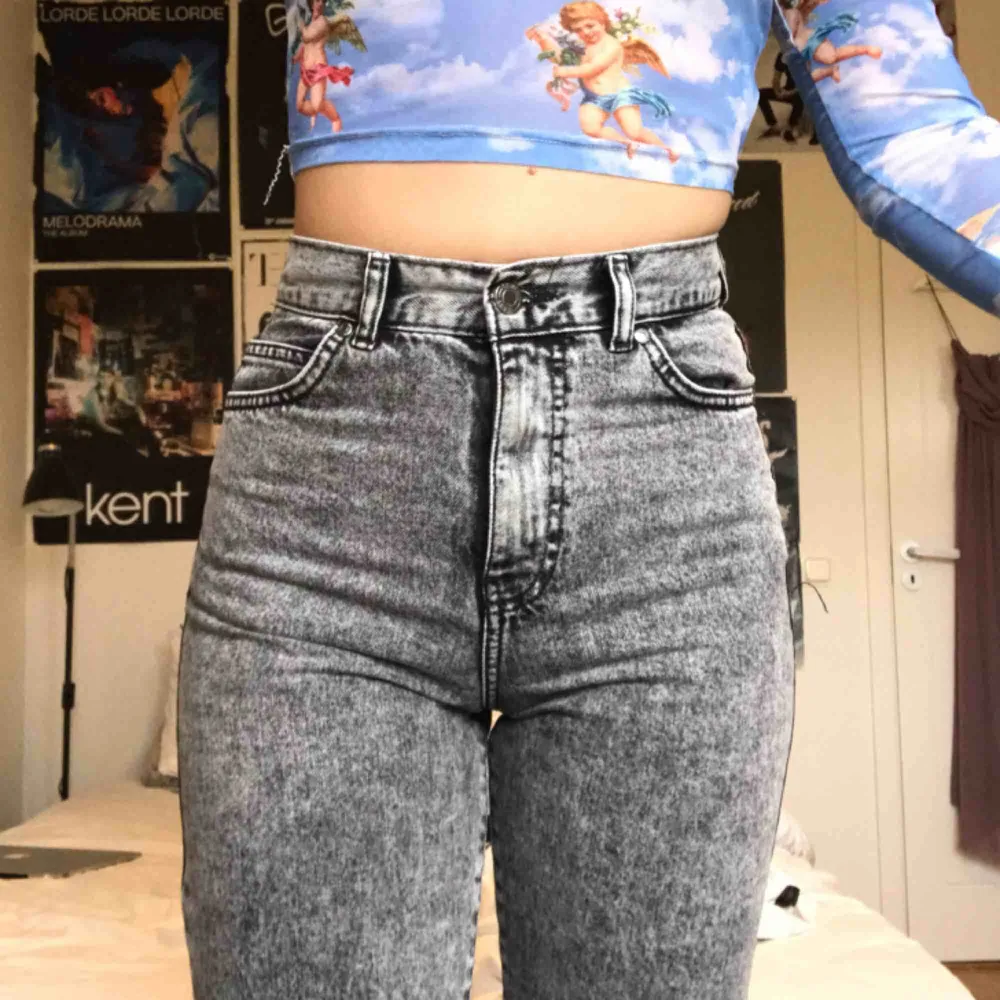 Gråa jeans från doktor denim i super bra skick! De är länge 30 och midjan 26. De sitter som ett par mom jeans om de passar rätt så lite större än på mig då de är en storlek försmå. Köparen står för frakt. Jeans & Byxor.