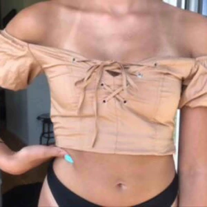  - Superfin topp ifrån H&M. Kan tyvärr inte ha den då den är för liten för mig i bysten. Använd en gång