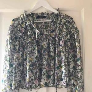  - En fin mönstrad blus i ett tunt materiel. Använd 1 gång 