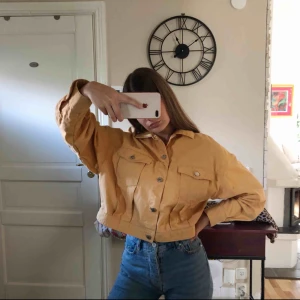  - Skitsnygg nästan helt oanvänd gul jeansjacka från weekday! Köparen står för frakt (59kr). Originalpris 800kr