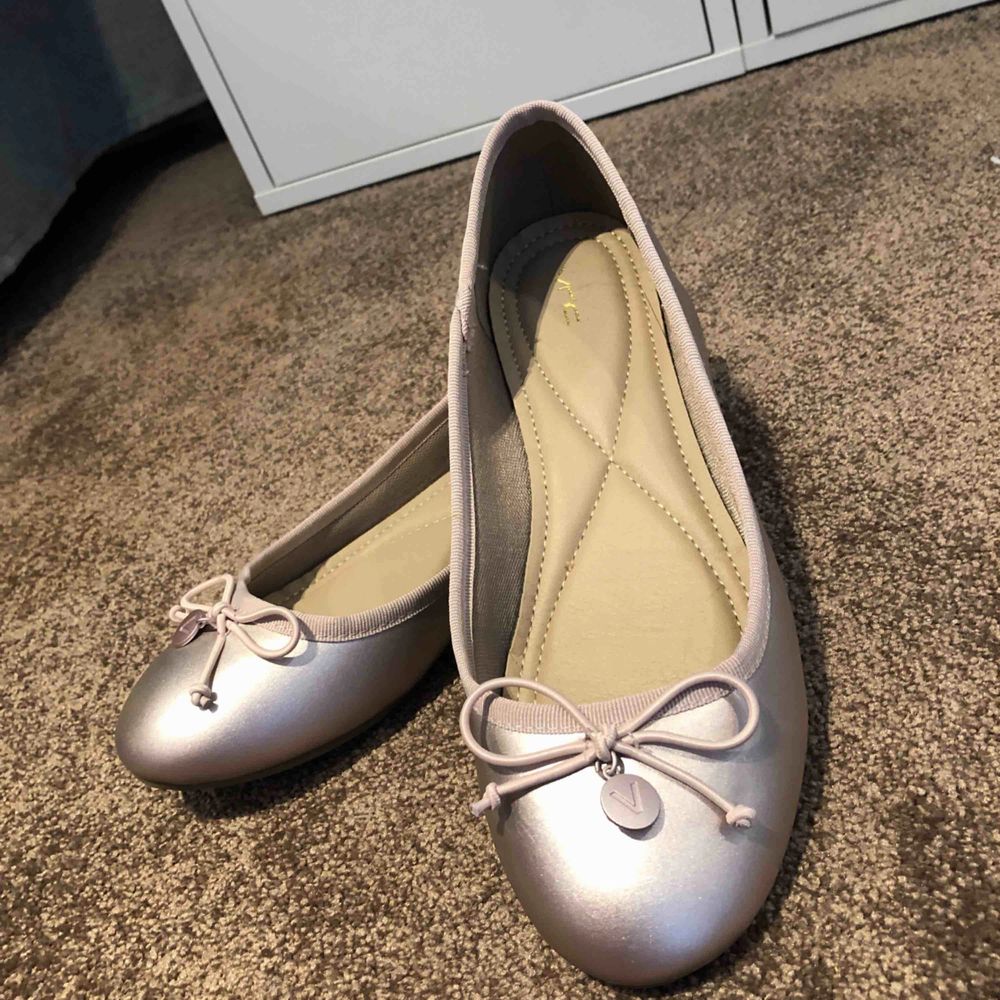 Jätte söta ballerina skor köpta utomlands för några år sedan! Aldrig använda då de faktiskt är för små för mig och jag har 39, så d är små i storleken! . Skor.