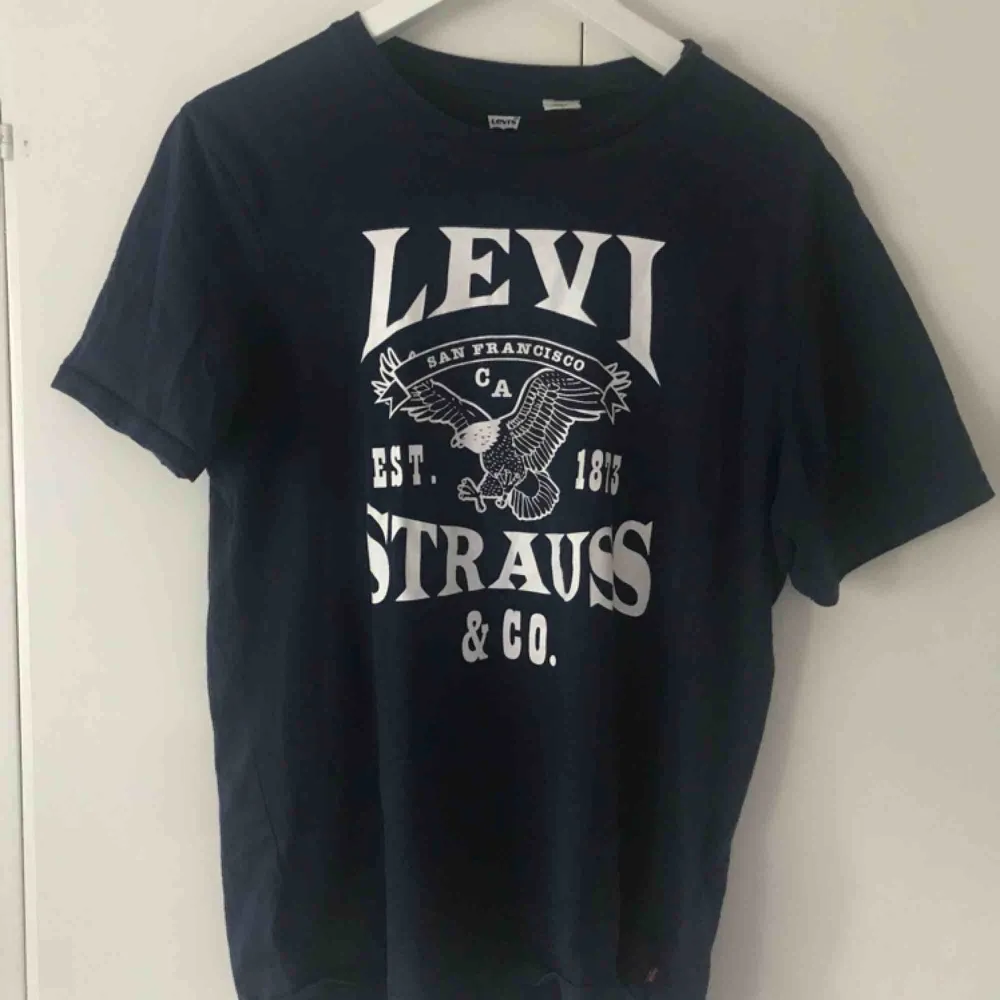 Tröja från Levis. 50kr + frakt. Kan mötas upp i tranåsområdet och i Sthlm. . T-shirts.