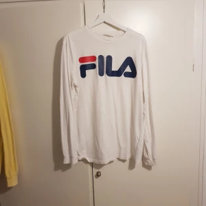  - Väldigt fin Fila longärmad. Finns ett litet hål på högerärmen som knappt syns, även om man letar efter det. Sitter lite pösigt och är väldigt tunn. Väl använd. 