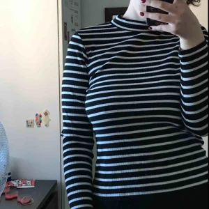  - Randig polotröja!  Bra skick.  Köparen står för frakt, kan mötas upp i stockholmsområdet. 