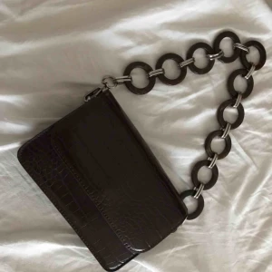  - Fin axel väska :) använd enbart vid två tillfällen, ganska ny:) fri frakt.