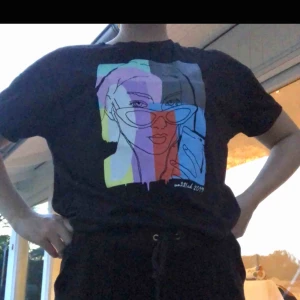  - Svart t-shirt med tryck, väldigt liten i storleken, köpt i en affär i Kroatien🖤🖤🖤🖤