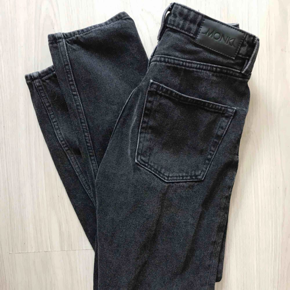 Kimomo jeans från Monki! Supersnygg modell. Hög midja. Storlek 26. Frakt tillkommer. Jeans & Byxor.