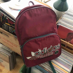  - Vlntage adidas ryggsäck - 80-tal - Designed In West Germany - Hämtas i Uppsala eller skickas mot fraktkostnad 