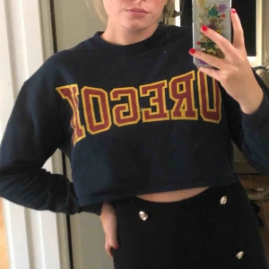  - Super fin marinblå croppad tröja med muddar på ärmarna. Den är i XS men passar även mig som är S/M