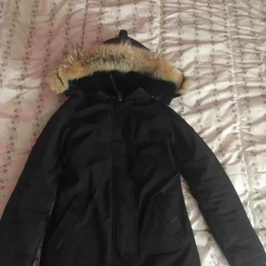  - En mörkblå canada Goose i fin skick utan att den är 1cm syd vid armen, men inget som syns! Jackan är xxs men passar som s har själv S kropp Säljer det för lägre pris eftersom det lilla felet Kan byta med andra jackor:)