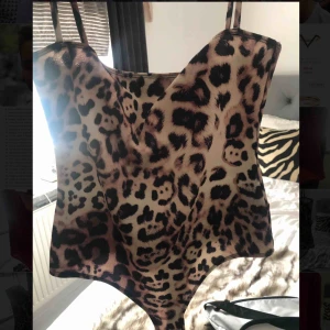  - Body från Nelly NLYONE i storlek M. Aldrig använd! Gratis frakt