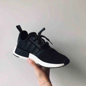  - Adidas NMD, sparsamt använda. Säljer endast pga har för många skor som jag inte hinner använda🤷🏼‍♀️ Köparen betalar frakten som kostar 115kr. 