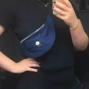  - Polar Fanny pack i mörkblå färg med silver detaljer. 