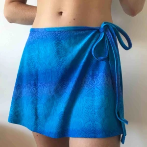  - Blå badkjol med ormskinnsmönster med snörning i sidan