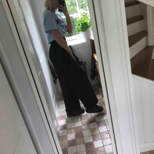  - Flowiga byxor ifrån Bershka i väldigt bra skick! Fraktas emot kostnad, byta eller möts upp.