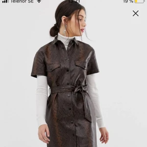  - Säljer denna skit coola klänning från stradivarius då den tyvärr inte kommit till användning. Aldrig använd!  Orginalpris; 630 kr  Köpare står för frakt! 