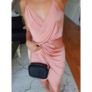  - Klänning från Nelly Eve. Mjukt, silkigt tyg med lite glans. Passar även S. (Jag är en storlek XS/S och bär klänningen i storlek M på bild)  Väldigt fint skick, använd 1 gång. 