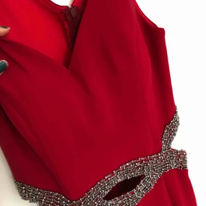  - Festklänning, klarröd med detaljer vid midjan. Sjöjungfru- alltså fisk formgivare klänning 