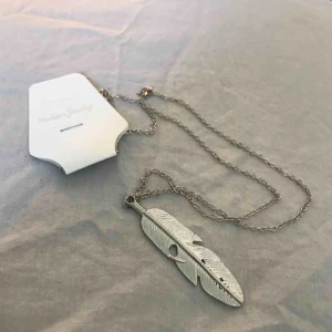  - ✨ Ganska långt silverhalsband med en fjäder (frakt tillkommer) ✨