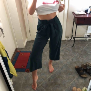  - Mörkgröna utsvängda kostymbyxor 