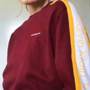 Calvin Klein Sweatshirt - Säljer min Calvin Klein sweatshirt i nyskick! Köpt för 999kr förra sommaren och bara använd ett fåtal gånger. Frakten ingår & priset kan alltid diskuteras :-)