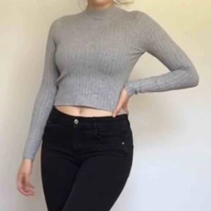  - grå, ribbad halvpolo med långa ärmar. jätteskön och stretchig. den har några små hål under armarna därav priset. inget som syns om man inte sträcker upp armarna men jag kan sy igen de innan jag skickar iväg tröjan. fraktkostnad tillkommer 🕷