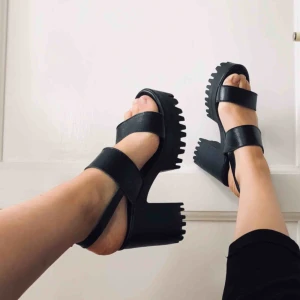  - Skitcoola platåklackar från Xu Xin. Knappt använda då de är lite för små för mig. Passar de som har storlek 38 till liten 39. Robusta sulor och fakeskinn. Lätta att gå i! Hör av er vid frågor eller om fler bilder önskas <3