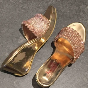 Kilklacksskor med stenar - Glittriga/Skimmrande sandaler med diamanter/stenar i roséguld färg. Jättefina!!! Perfekt till sommaren! De ser underbart på solbränd hud! Stl 38 men snarare 37. Helt nya. Säljs pga fel storlek.