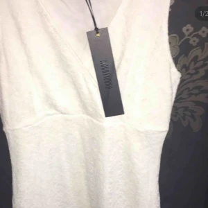  - •Helt oanvänd  •Spets tyg • storlek M •klänning 