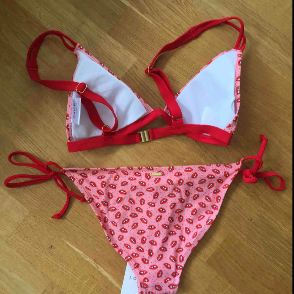 Helt oanvänd bikini från loavies! Svinsnygg med coolt mönster med läppar. Lappen och hygienskyddet sitter kvar. Nypris strax under 300 kr. Storlek XS men går att justera.   Kolla gärna in mina andra annonser!. Övrigt.