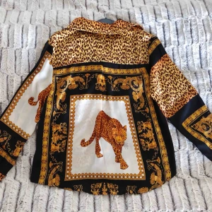  - Skjorta/blus från boohoo, aldrig använd. Storlek 36