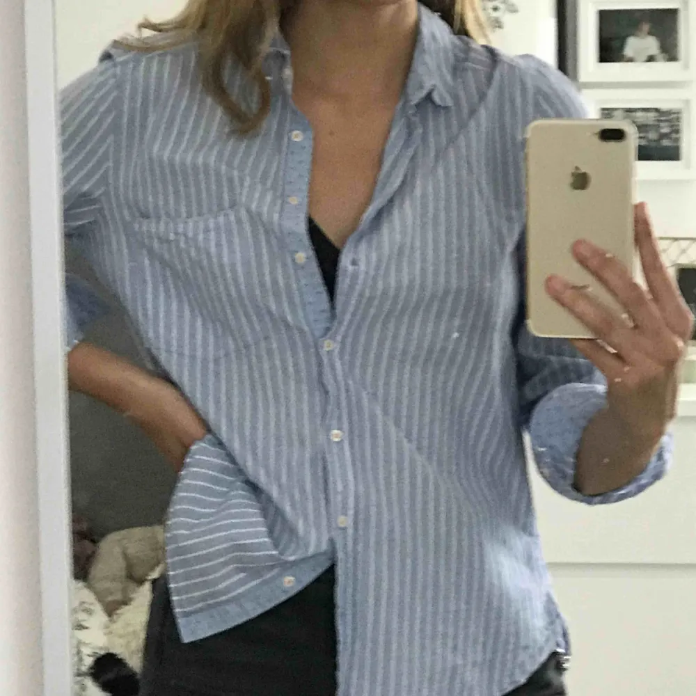 Ljusblå skjorta med vita ränder från Zara. Ett utav mina favoritplagg men använder tyvärr inte så mycket längre. Går att styla till mycket!. Skjortor.
