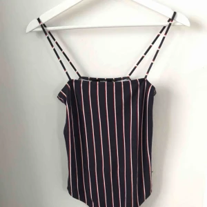  - Jättefin blå body med röda & vita ränder på. Säljer pågrund av att jag aldrig använder den, köparen står för frakten!☺️