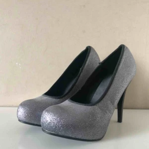  - Läckra glitterpumps köpta på loppis! Aldrig använda av mig, i fint skick och utan skavanker! De är värda mer, frakt tillkommer!👠✨