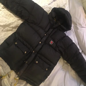  - Säljer min fjällräven jacka efter två säsonger, sparsamt använd.

Storleken är xxxs men går lika bra för en M att använda den. Jag är 175 cm lång och har varit jättenöjd med denna storlek. 

Vid frågor kontakta gärna mig!